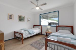 due letti in una stanza con finestra di Myralla a Point Lookout