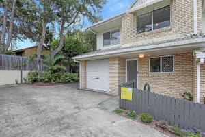 una casa in mattoni con recinzione e vialetto di Myralla a Point Lookout