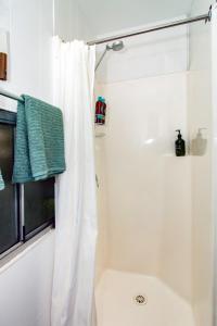 Et badeværelse på Samford Village One Bed Cabin