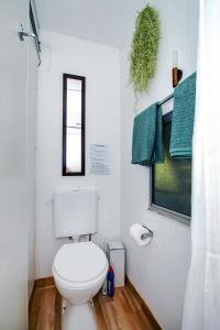 Et badeværelse på Samford Village One Bed Cabin