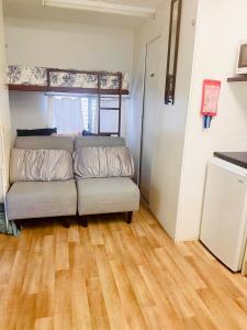 En eller flere senge i et værelse på Samford Village One Bed Cabin + 1 billede