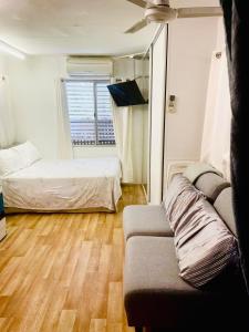 En eller flere senge i et værelse på Samford Village One Bed Cabin