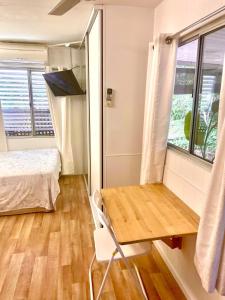 En eller flere senge i et værelse på Samford Village One Bed Cabin