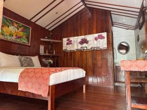 Ένα ή περισσότερα κρεβάτια σε δωμάτιο στο Theresa's Pension House