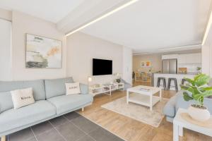 een woonkamer met een bank en een tv bij Bel R Vista in Gold Coast