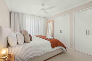 En eller flere senge i et værelse på 4 Bedrooms, Spacious Backyard, Fireplace, Walk to Beach