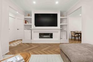 Et tv og/eller underholdning på 4 Bedrooms, Spacious Backyard, Fireplace, Walk to Beach