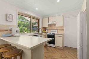 Køkken eller tekøkken på 4 Bedrooms, Spacious Backyard, Fireplace, Walk to Beach