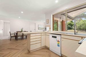 Køkken eller tekøkken på 4 Bedrooms, Spacious Backyard, Fireplace, Walk to Beach + 10 billeder