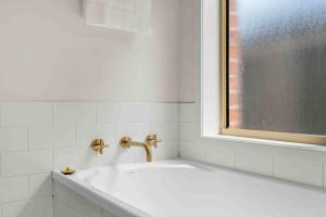 Et badeværelse på 4 Bedrooms, Spacious Backyard, Fireplace, Walk to Beach