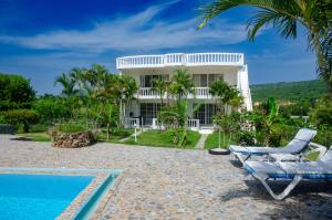 een villa met zwembad en een resort bij Casa Blanca Samaná - Las Galeras in Las Galeras