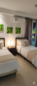 Postel nebo postele na pokoji v ubytování Ocean Breeze Apartment