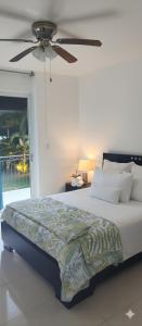 Postel nebo postele na pokoji v ubytování Ocean Breeze Apartment