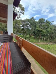 balcone con tavolo, sedie e vista sul parco di Cabaña BellaVista a Oxapampa