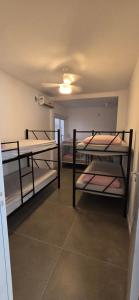 een kamer met 3 stapelbedden bij Eco Isla GuestHouse in Florianópolis