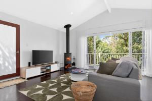 Μια τηλεόραση ή/και κέντρο ψυχαγωγίας στο Koora Nest - Secluded Bushland Escape in the Hills