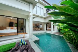 a swimming pool in a villa with a house at Uma Dauh Villa - Cemagi in Munggu