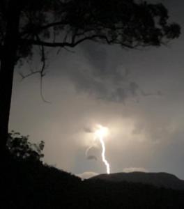 ein Blitz am Himmel mit einem Baum in der Unterkunft Soulhaven at Bentley in Bentley