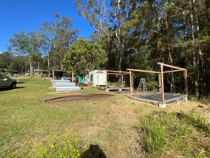 eine Gruppe von Spielgeräten in einem Park in der Unterkunft Soulhaven at Bentley in Bentley + 6 Fotos