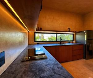 een keuken met een spoelbak en een aanrechtblad bij Modern 1BR House by Parque La Plancha in Mérida