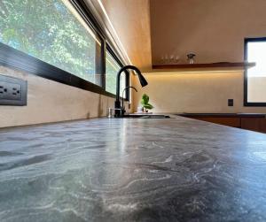 een keuken met een aanrecht en een wastafel bij Modern 1BR House by Parque La Plancha in Mérida