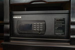 een magnetron met het woord Houston erop geschreven bij Beka Cruise 