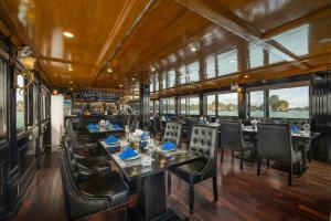een restauratiewagen van een trein met tafels en stoelen bij Beka Cruise 