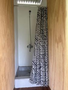 een douchegordijn in de hoek van een badkamer bij Glamping Peumayen Chucao in Llanquihue