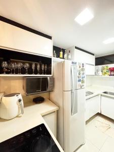 Nhà bếp/bếp nhỏ tại Duplex de luxo com hidro by Day by Day no Atlantis