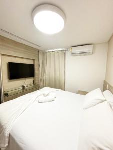 Giường trong phòng chung tại Duplex de luxo com hidro by Day by Day no Atlantis +23 ảnh