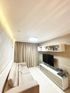 TV/trung tâm giải trí tại Duplex de luxo com hidro by Day by Day no Atlantis