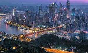 重庆Merica Hotel-ChongQing jiefangbei的享有城市的夜间美景,设有一座桥