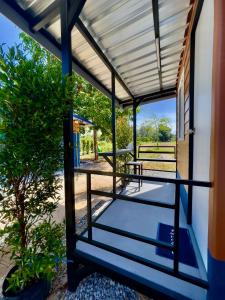 een veranda van een huis met luifel en een tafel bij Lamai Home 3 in Ko Yao Noi