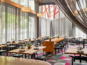 En restaurant eller et andet spisested på Mantra Southbank