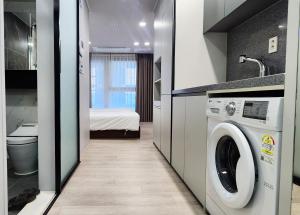 Giường trong phòng chung tại Raviens Haeundae Avenue