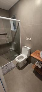 een badkamer met toilet, douche en wastafel bij Eco Isla GuestHouse in Florianópolis +47 foto's