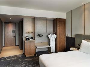 une chambre d'hôtel avec un lit et un dressing dans l'établissement Pullman Auckland Airport, à Auckland 69 autres photos