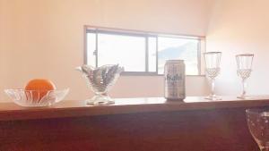 eine Theke mit Weingläsern und einer Flasche darauf in der Unterkunft 富士見旅館206 in Fujiyoshida