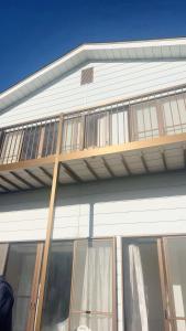 einen Balkon an der Seite eines Hauses in der Unterkunft 富士見旅館206 in Fujiyoshida