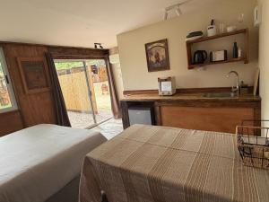 Køkken eller tekøkken på Cabañas en el Bosque a 5 minutos del mar - Estancia CH