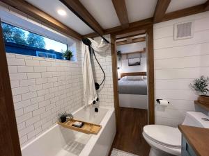 Tiny Rustic at Yosemite Gateway في غروفلاند: حمام مع حوض ومرحاض وغرفة نوم