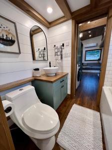 Tiny Rustic at Yosemite Gateway في غروفلاند: حمام مع مرحاض ومغسلة +11 صورة