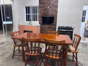 un tavolo e delle sedie in legno in una cucina di Recanto Sherek a Rio Grande