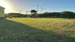 un campo d'erba con mulini a vento sullo sfondo di Recanto Sherek a Rio Grande Altre 6 foto