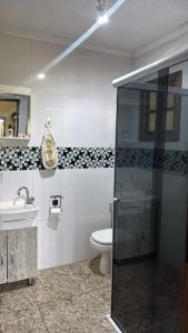 un bagno con un water e un lavandino di Recanto Sherek a Rio Grande