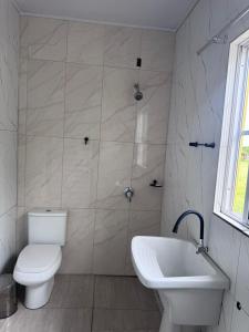 un bagno con un water e un lavandino di Recanto Sherek a Rio Grande
