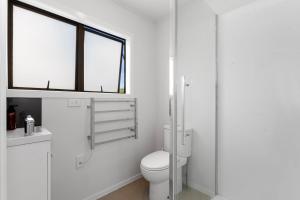 Et badeværelse på Mania Views - Waipu Holiday Home + 11 billeder