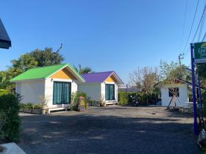 a house with a green roof on a street at รักกันต์ รีสอร์ท in Ban Sakat Namman +4 photos