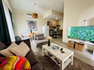 een woonkamer met een bank en een grote tv bij Family paradise in Punta Cana in Punta Cana