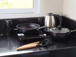 een aanrecht met een pan en een pot op een fornuis bij Hill View Home 3 in Ko Pha Ngan